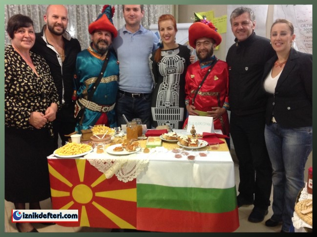 15 Ülke Vatandaşı İznik Çinisi Boyadı