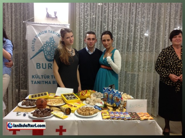 15 Ülke Vatandaşı İznik Çinisi Boyadı