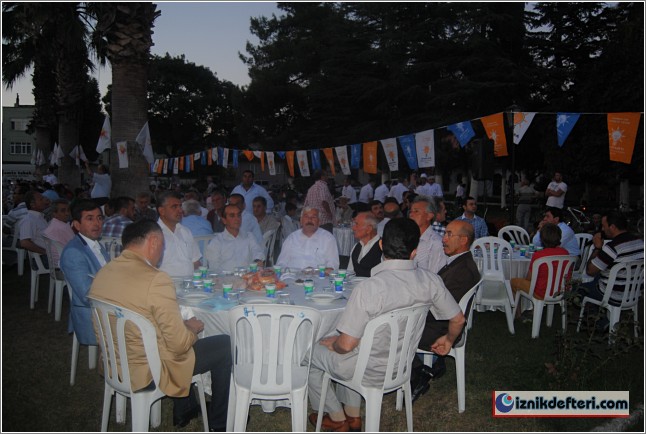 Ak Partiden Dikkat Çekici İftar Yemeği