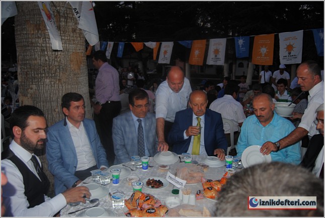 Ak Partiden Dikkat Çekici İftar Yemeği