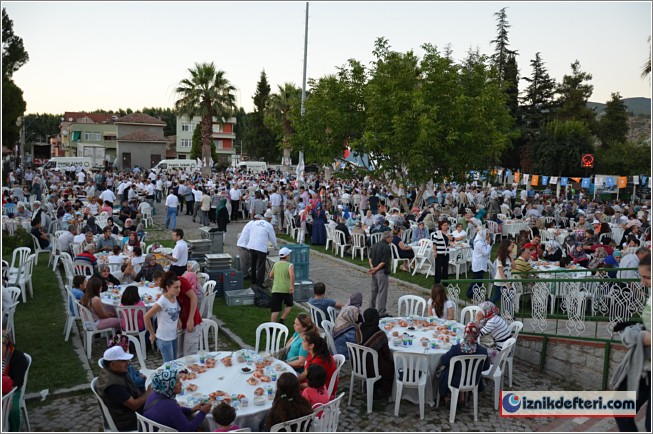 Ak Partiden Dikkat Çekici İftar Yemeği
