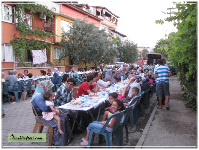 AKP'den Bir İlk. 7 Mahallede 7 İftar Sofrası