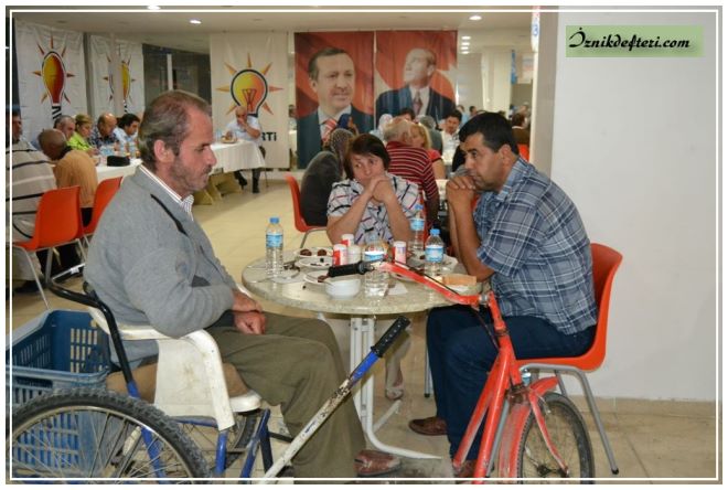 AKP'den Engelli Vatandaşlara İftar Yemeği