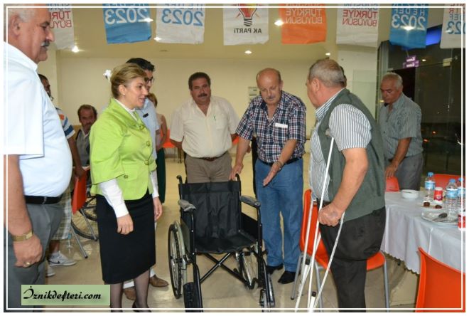 AKP'den Engelli Vatandaşlara İftar Yemeği