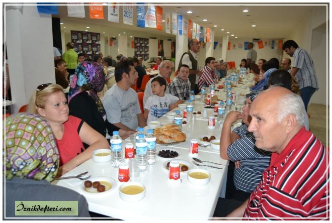 AKP'den Engelli Vatandaşlara İftar Yemeği