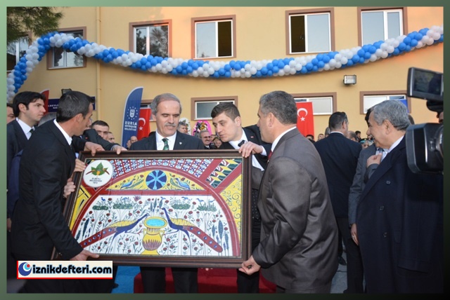 Arınç&#39dan İznik&#39te Çifte Açılış