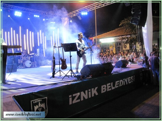 Ayna’dan Biraz Coşku, Çok Kapris…