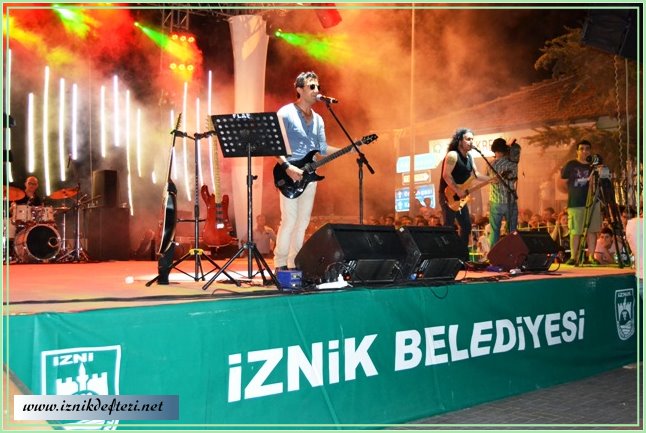 Ayna’dan Biraz Coşku, Çok Kapris…