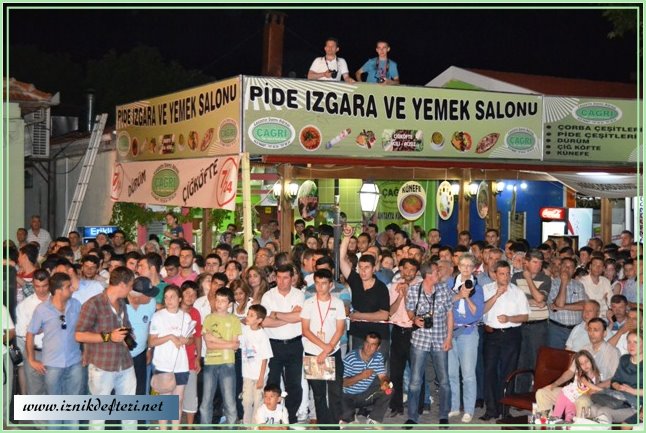 Ayna’dan Biraz Coşku, Çok Kapris…