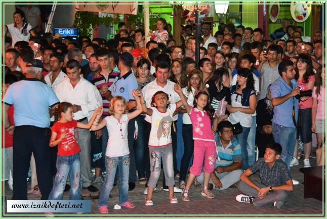 Ayna’dan Biraz Coşku, Çok Kapris…