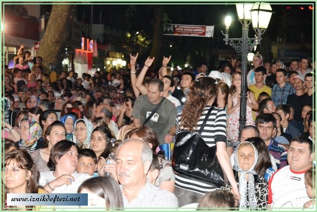 Ayna’dan Biraz Coşku, Çok Kapris…
