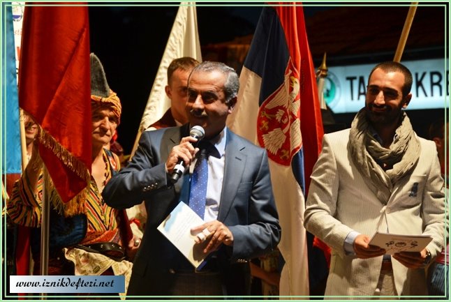 Ayna’dan Biraz Coşku, Çok Kapris…