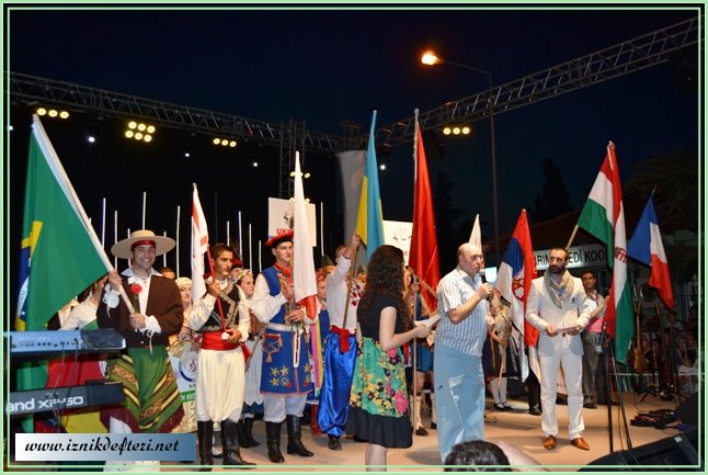 Ayna’dan Biraz Coşku, Çok Kapris…