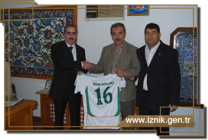 Başkan Eryılmaz'a İznikspor Forması