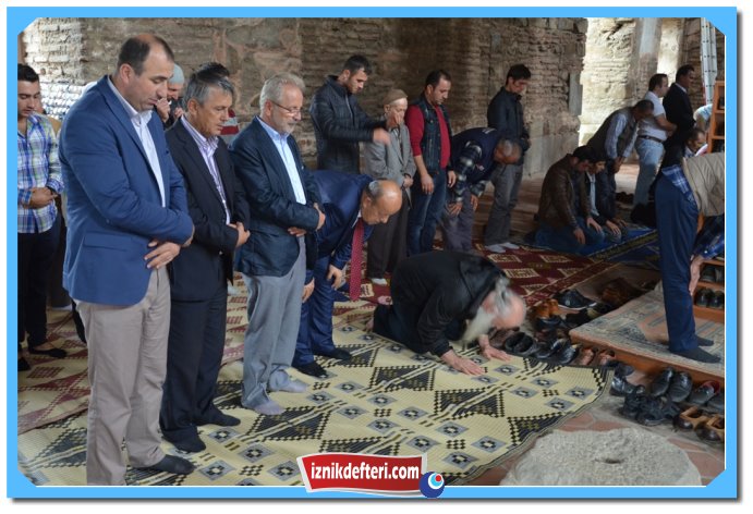 Başpiskopos Hepimiz Aynı Tanrıya İnanıyoruz Dedi ve Namaz Kıldı