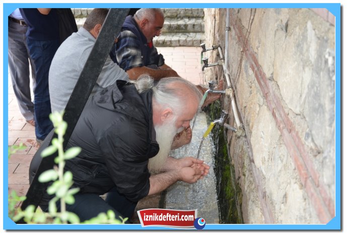 Başpiskopos Hepimiz Aynı Tanrıya İnanıyoruz Dedi ve Namaz Kıldı