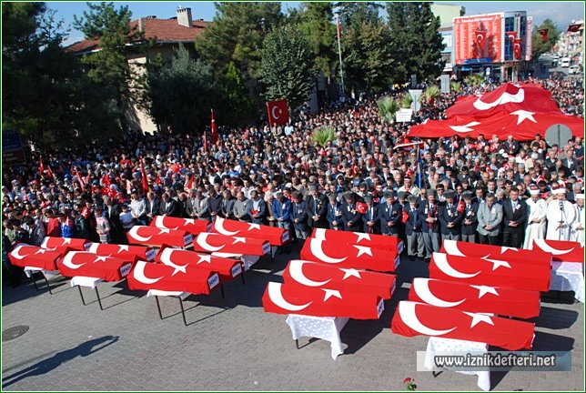 Binlerce İznikli Şehitleri İçin Bir Araya Geldi