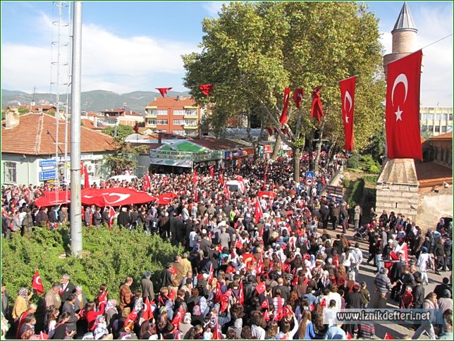 Binlerce İznikli Şehitleri İçin Bir Araya Geldi