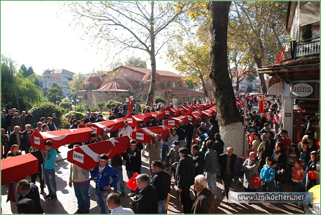 Binlerce İznikli Şehitleri İçin Bir Araya Geldi