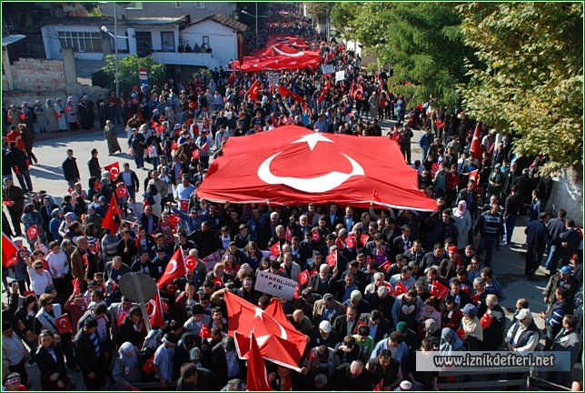 Binlerce İznikli Şehitleri İçin Bir Araya Geldi