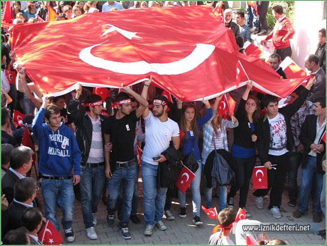 Binlerce İznikli Şehitleri İçin Bir Araya Geldi