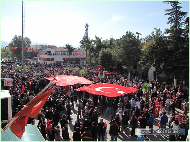 Binlerce İznikli Şehitleri İçin Bir Araya Geldi