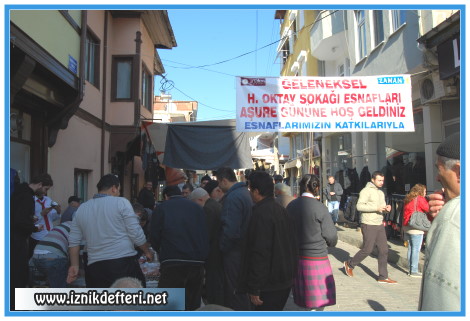 Çarşı Esnafından Aşure İkramı