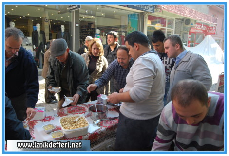 Çarşı Esnafından Aşure İkramı