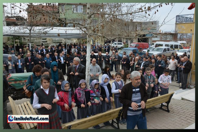 Eller Yağmur İçin Toprağa Döndü