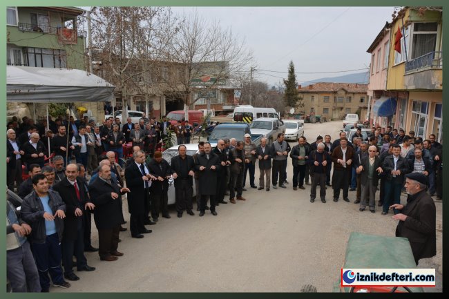 Eller Yağmur İçin Toprağa Döndü