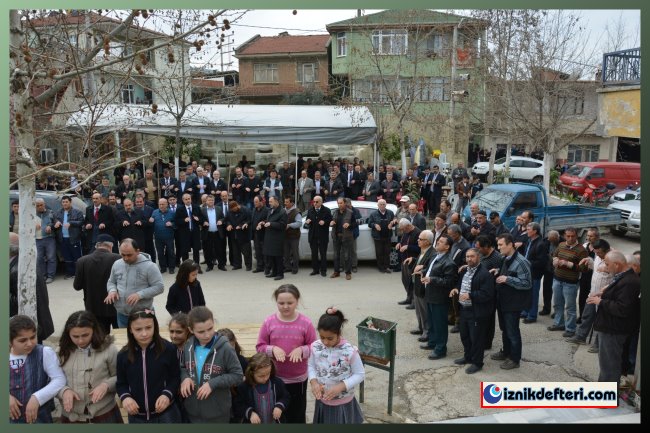 Eller Yağmur İçin Toprağa Döndü