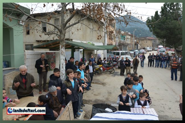 Eller Yağmur İçin Toprağa Döndü