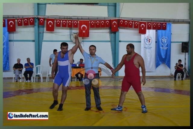 Güreş Müsabakası İzleyenlere Heyecanlı Anlar Yaşattı
