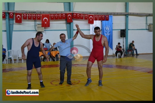 Güreş Müsabakası İzleyenlere Heyecanlı Anlar Yaşattı
