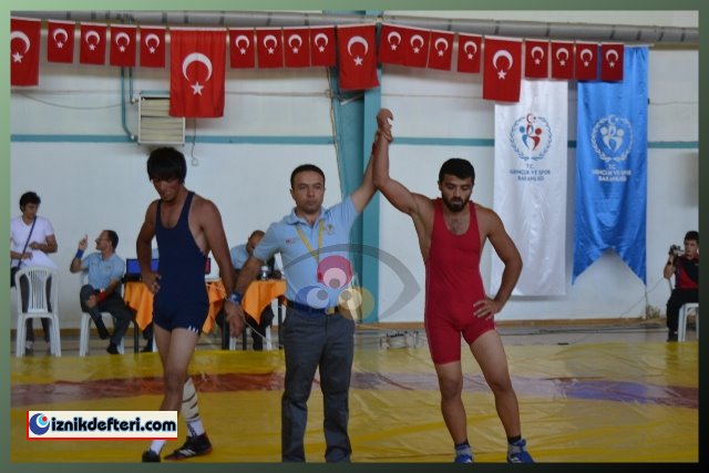 Güreş Müsabakası İzleyenlere Heyecanlı Anlar Yaşattı
