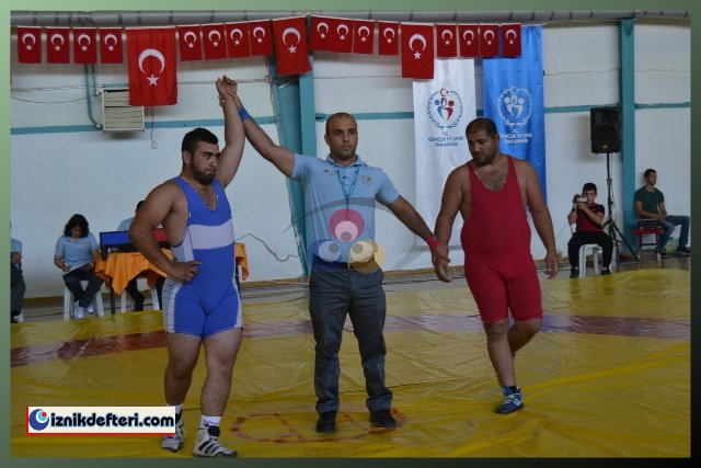 Güreş Müsabakası İzleyenlere Heyecanlı Anlar Yaşattı