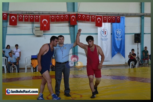 Güreş Müsabakası İzleyenlere Heyecanlı Anlar Yaşattı