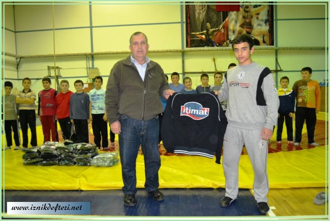 Güreş Takımına, İtimat’tan 30 Takım Eşofman Hediye