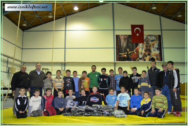 Güreş Takımına, İtimat’tan 30 Takım Eşofman Hediye
