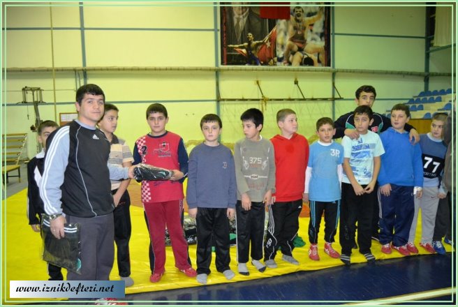 Güreş Takımına, İtimat’tan 30 Takım Eşofman Hediye