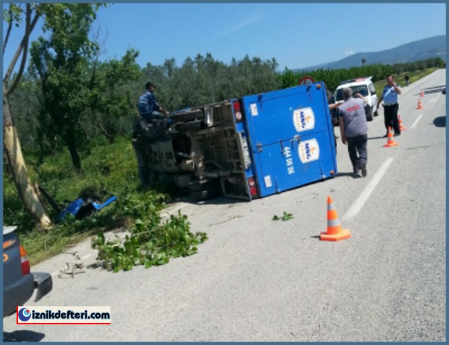 Hatalı Sollama Yapan Kargo Aracı Düz Yolda Yan Yattı