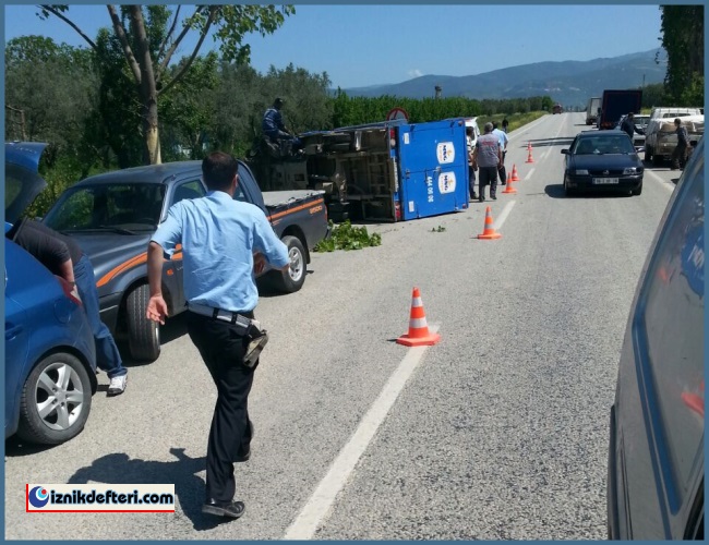 Hatalı Sollama Yapan Kargo Aracı Düz Yolda Yan Yattı
