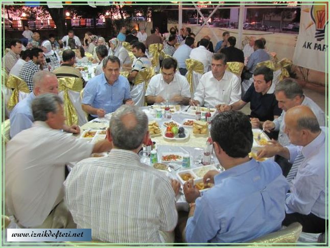 İznik AKP Yönetiminden İftar Programı