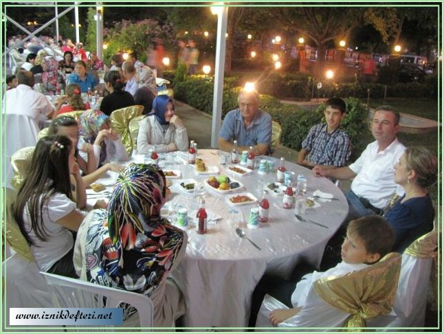 İznik AKP Yönetiminden İftar Programı