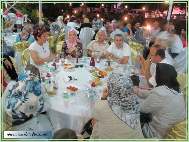 İznik AKP Yönetiminden İftar Programı