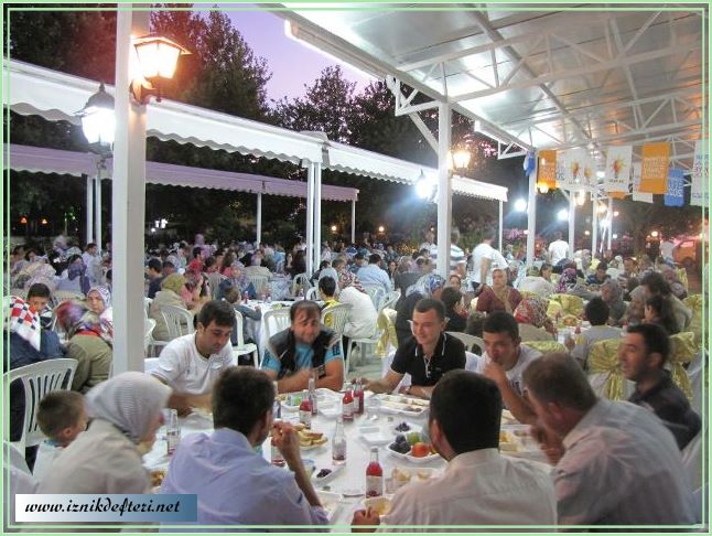 İznik AKP Yönetiminden İftar Programı