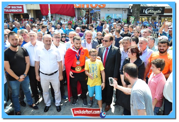 İznik Dünya Fatihi Uslu yu Bağrına Bastı