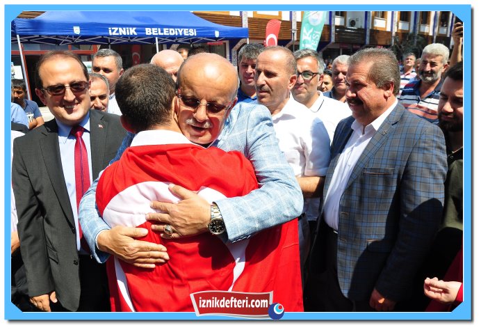 İznik Dünya Fatihi Uslu yu Bağrına Bastı