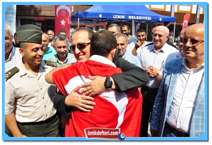 İznik Dünya Fatihi Uslu yu Bağrına Bastı