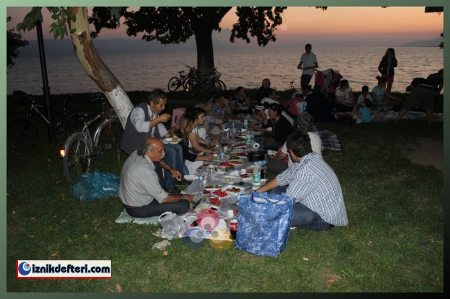 İznik Gölü Kıyısında Yeryüzü Sofrası Kuruldu
